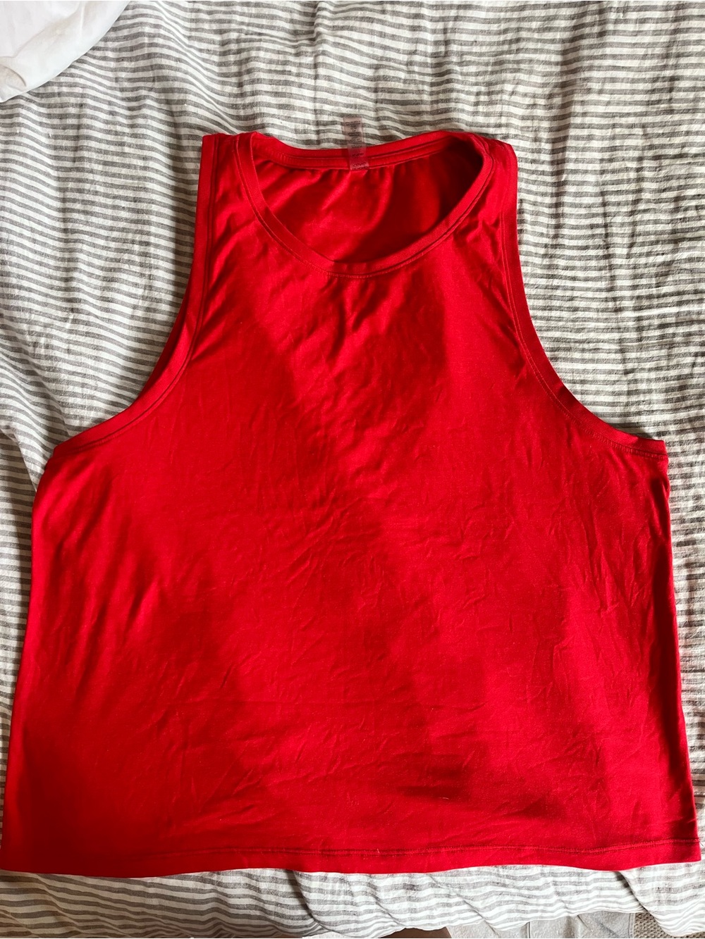 Beyond yoga featherweight muscle tank candy apple red XL